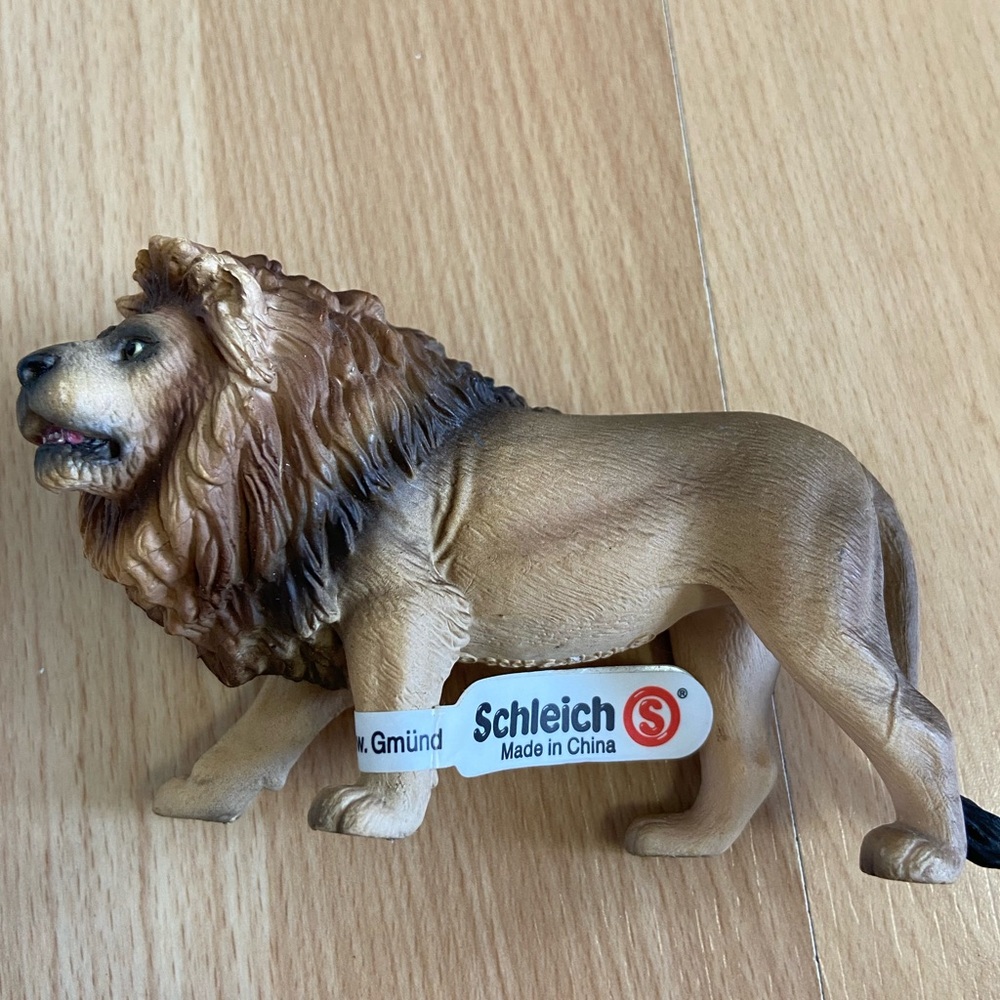 Schleich Adult male lion retired 2005 New!